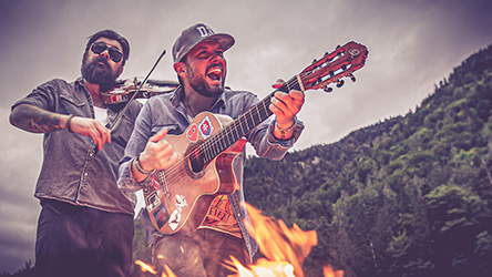 Django 3000 – Folk-Rock-Band mit Balkan-Einflüssen auf der Bühne